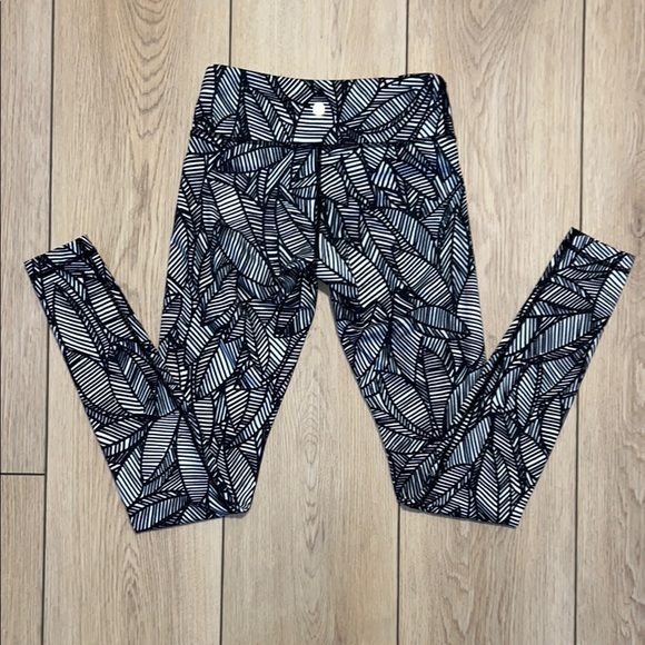 EUC - Lululemon Wunder Under Black and White Athletic Casual Banana Leaf Legging - Picture 3 of 8